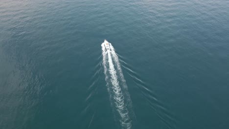 Dem-Boot-Folgen,-Während-Die-Drohne-In-Der-Luft-Ist_04