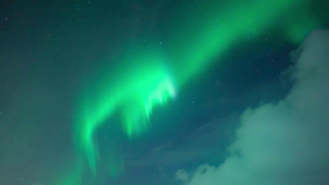 las luces del norte se mueven en el cielo