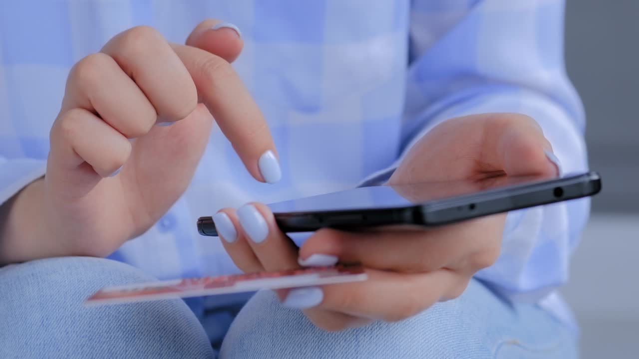 concepto de compras en línea - mujer usando teléfono inteligente y tarjeta de crédito - vista de cerca