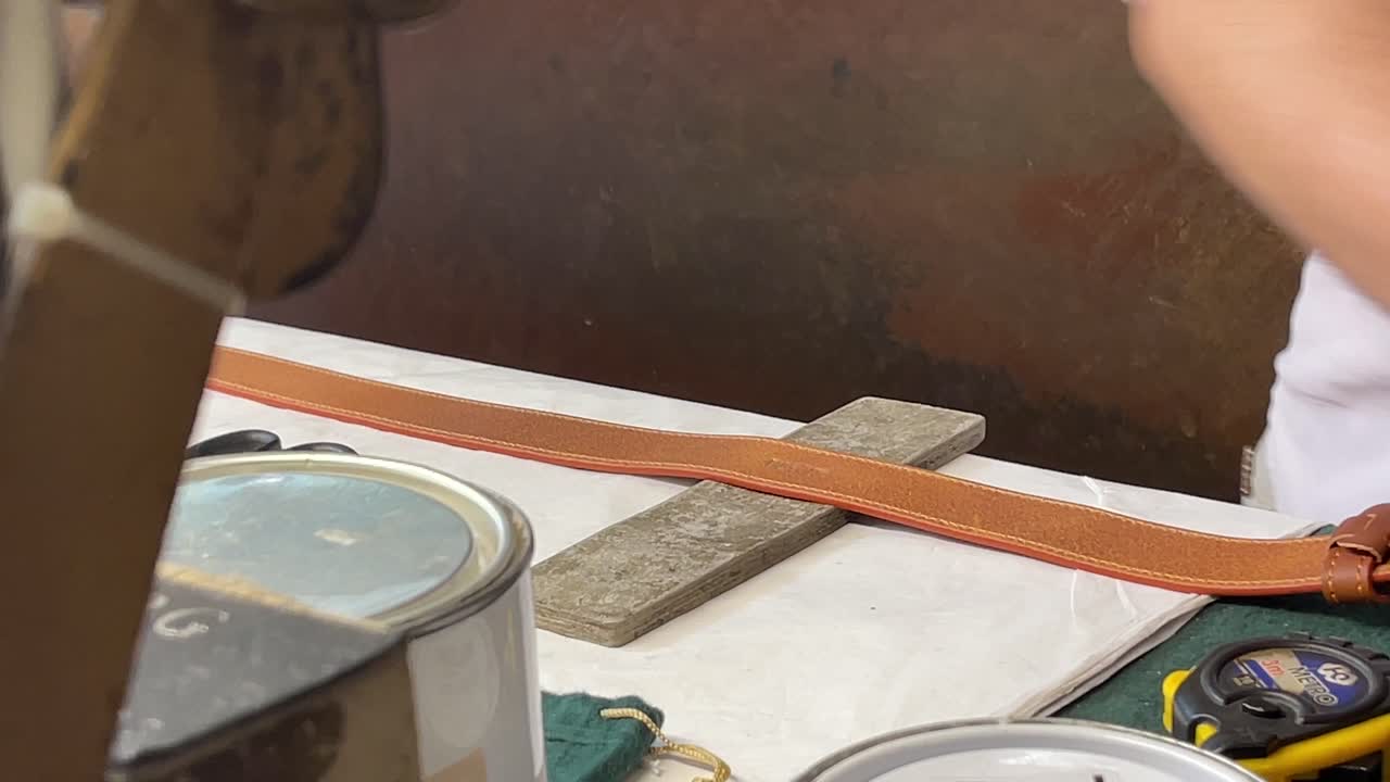 fabricación de cinturones de cuero en florencia, italia