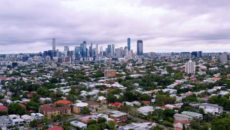 sobrevuelo del paisaje de brisbane con vistas al distrito central de negocios y al pueblo cercano - toma aérea