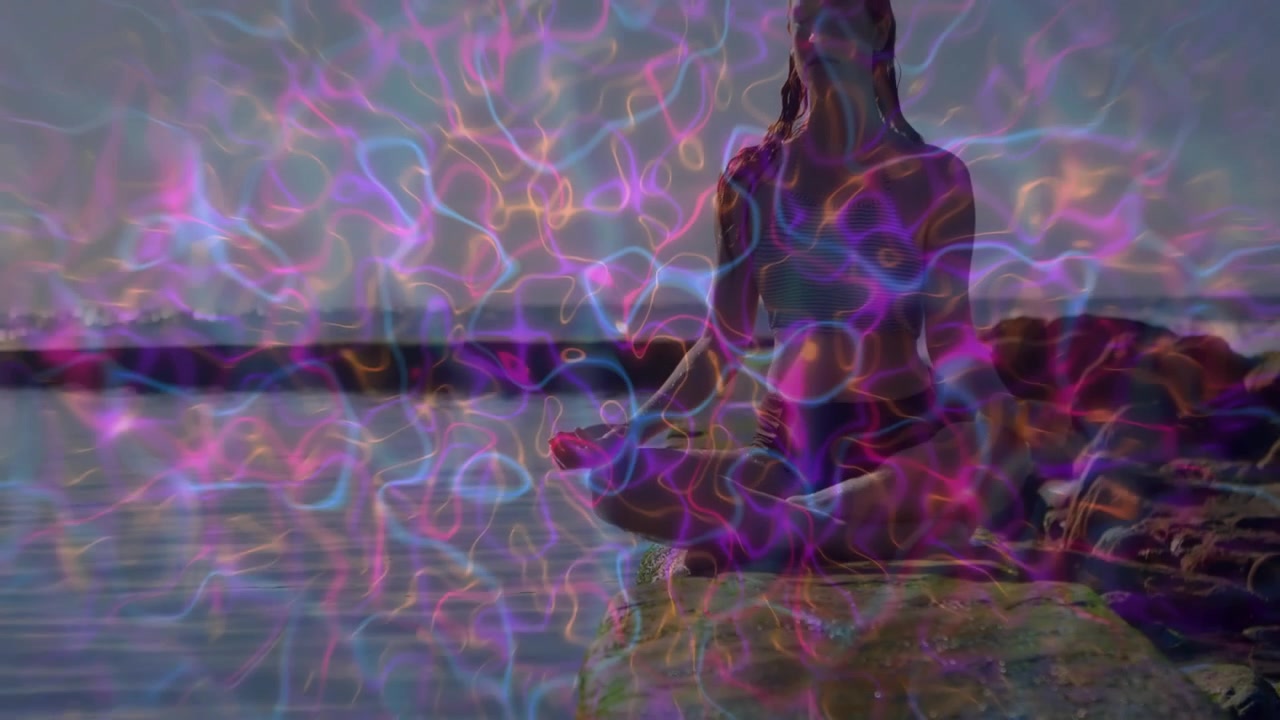 Mulher Meditando à Beira-mar com Sobreposição de Energia Abstrata
