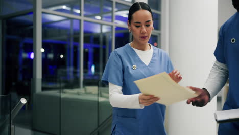 profesionales médicos en un entorno hospitalario