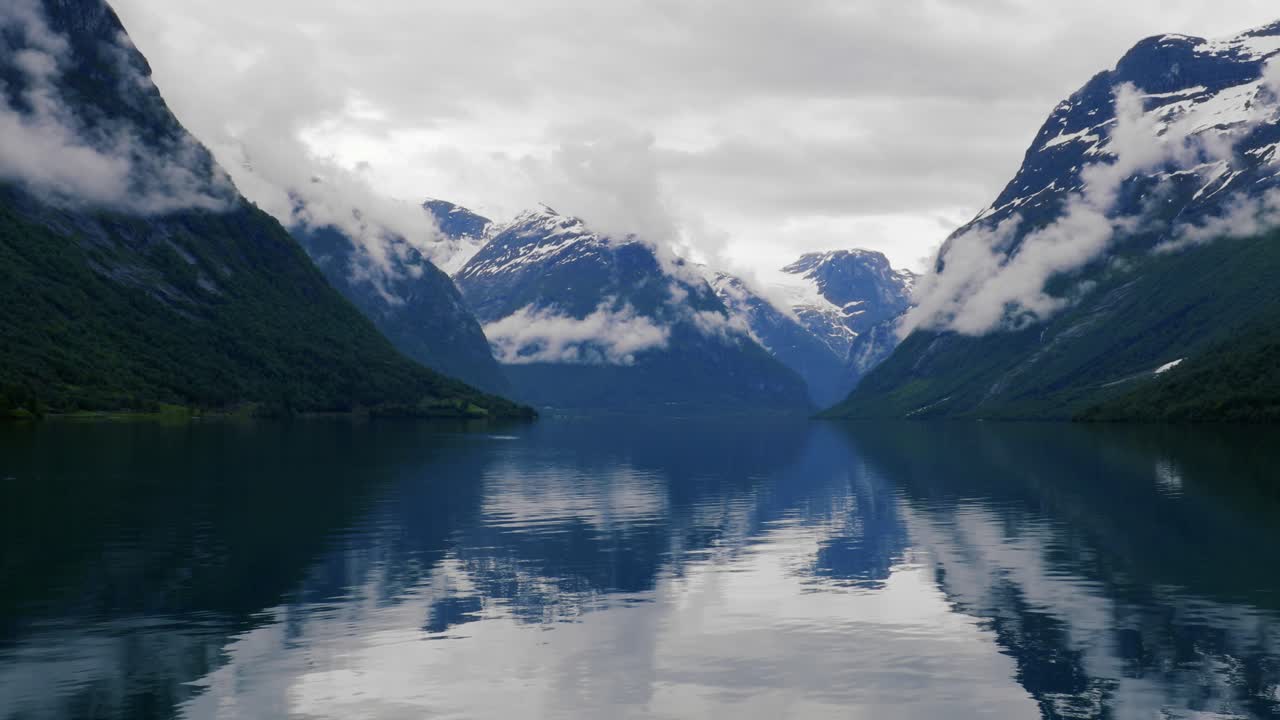 la hermosa naturaleza de noruega el lago lovatnet.