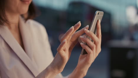 Retrato-En-Cámara-Lenta-De-Una-Hermosa-Mujer-Japonesa-Usando-Un-Teléfono-Inteligente