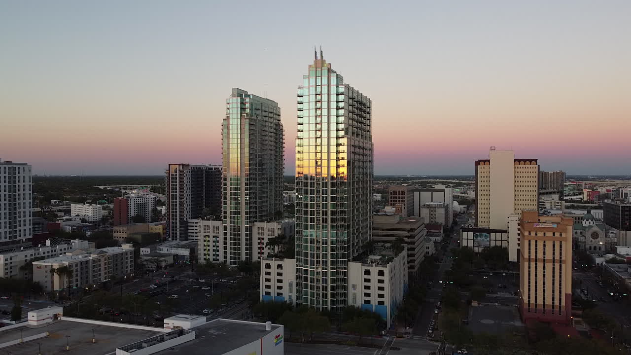 video arial de la construcción al atardecer en tampa, florida