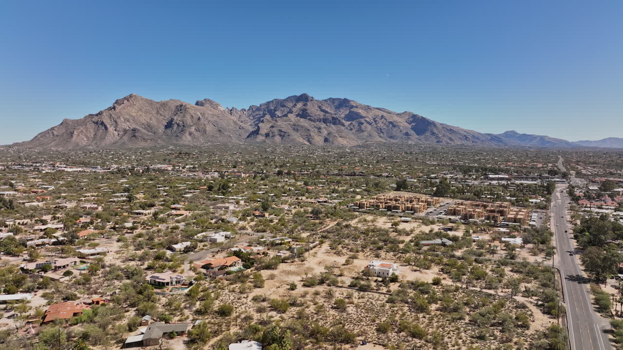 tucson arizona aerial v1 drone flyover casas adobes casas catalinas соседство захватывает пустынный пейзаж и горный пейзаж с скалистыми горными хребтами - снято с mavic 3 cine - март 2022