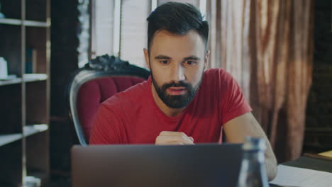 hombre de negocios moderno leyendo noticias en una computadora portátil en la oficina. joven sonrisa