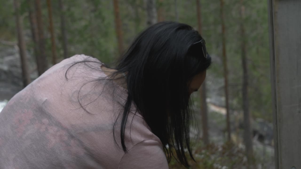 소녀는 숲에서 비밀스러운 일을하고 있습니다