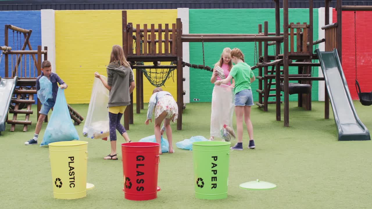 행복 한 백인 학생 들 이 학교 놀이터 에서 가방 과 함께 쓰레기 를 분리 하고 있다