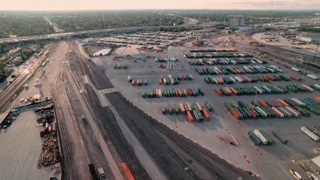 cerca de chicago - carretera ferroviaria terminal intermodal con patio lleno de contenedores con la autopista interestatal i-294 en el fondo