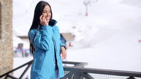 une jeune femme attrayante dans une station de ski de montagne.