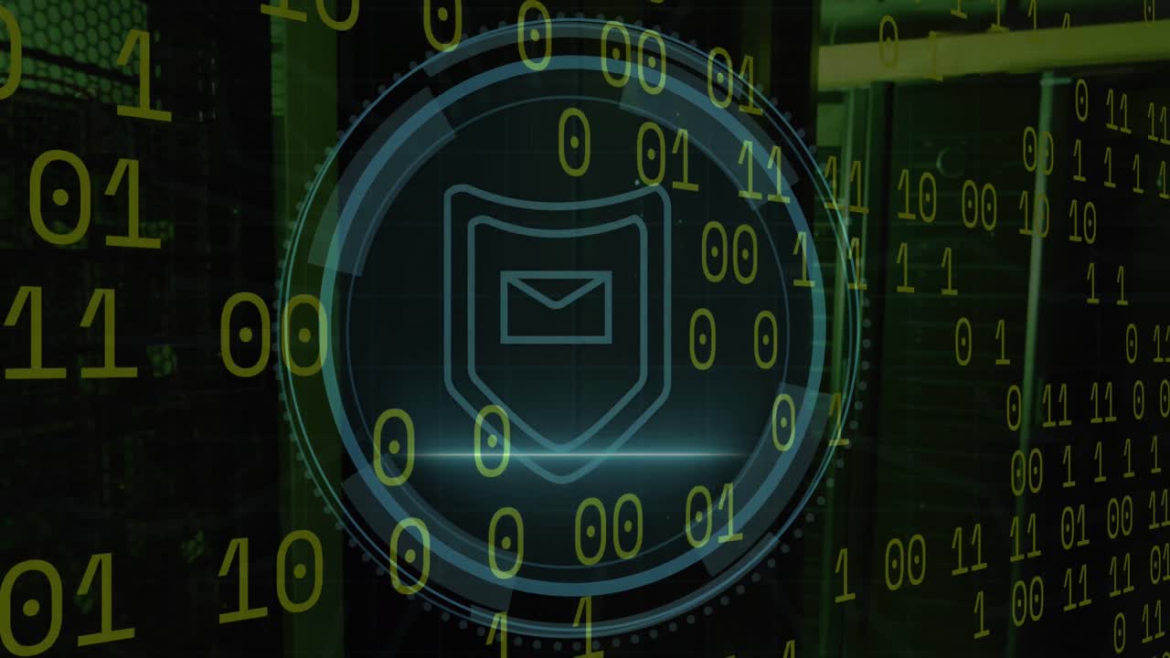 animación de seguridad cibernética y escudo con correo electrónico en círculo sobre código binario en fondo negro