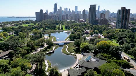 Hermoso-Video-Panorámico-De-Alta-Resolución-Con-Drones-Aéreos-4k-Del-Zoológico-De-Lincoln-En-Chicago-Y-El-Horizonte-De-Chicago-Y-Sus-Alrededores