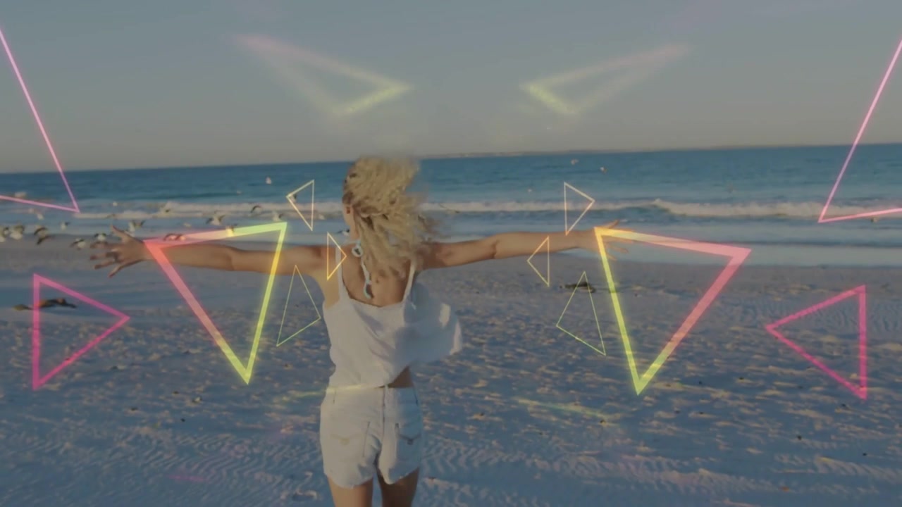 Frau geht am Ufer entlang, Neon-Dreiecke steigen auf und spiegeln den Horizont, umrahmen eine Silhouette für ein Design.