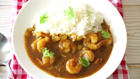 camarones en salsa de curry sobre arroz cubierto