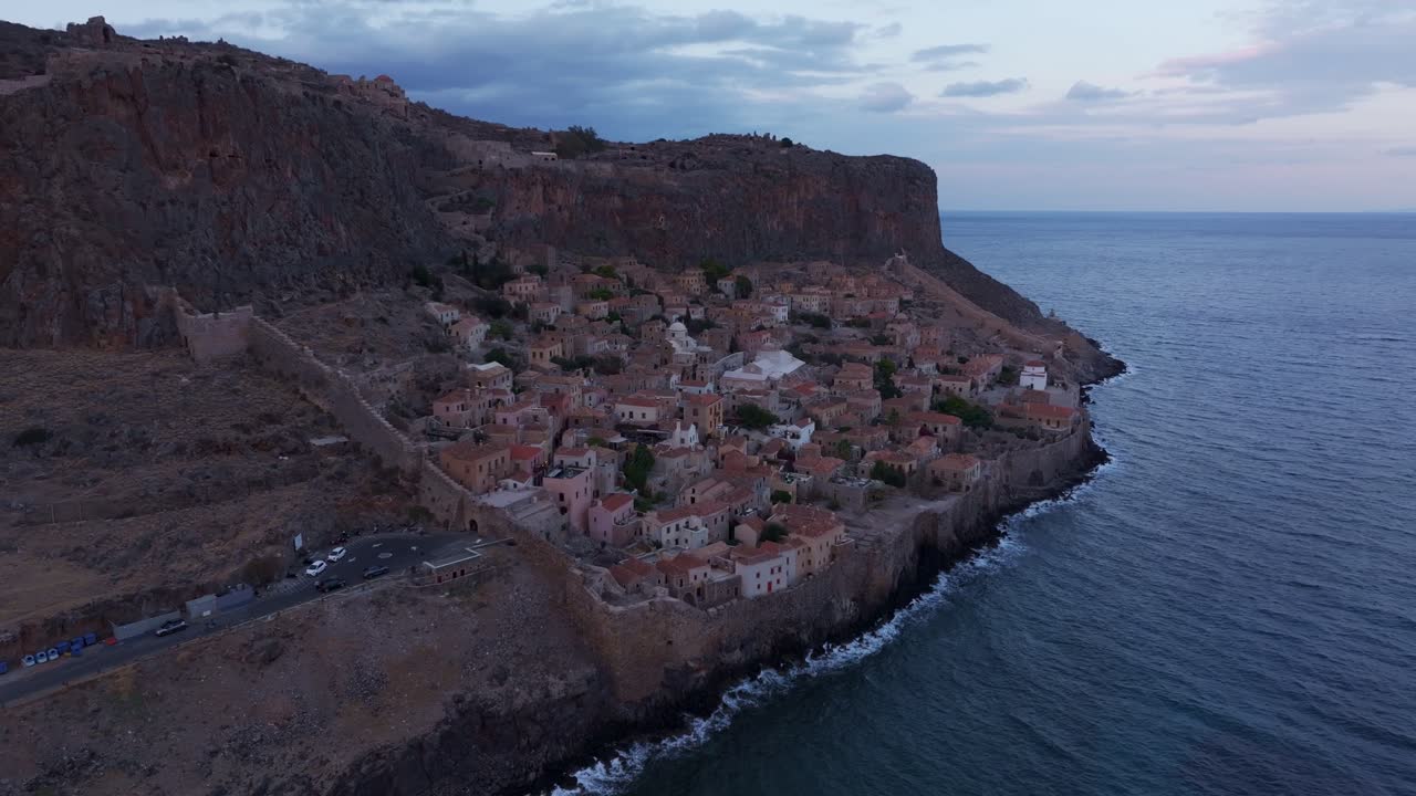 Yunanistan'ın Monemvasia'sı gün batımında parlıyor