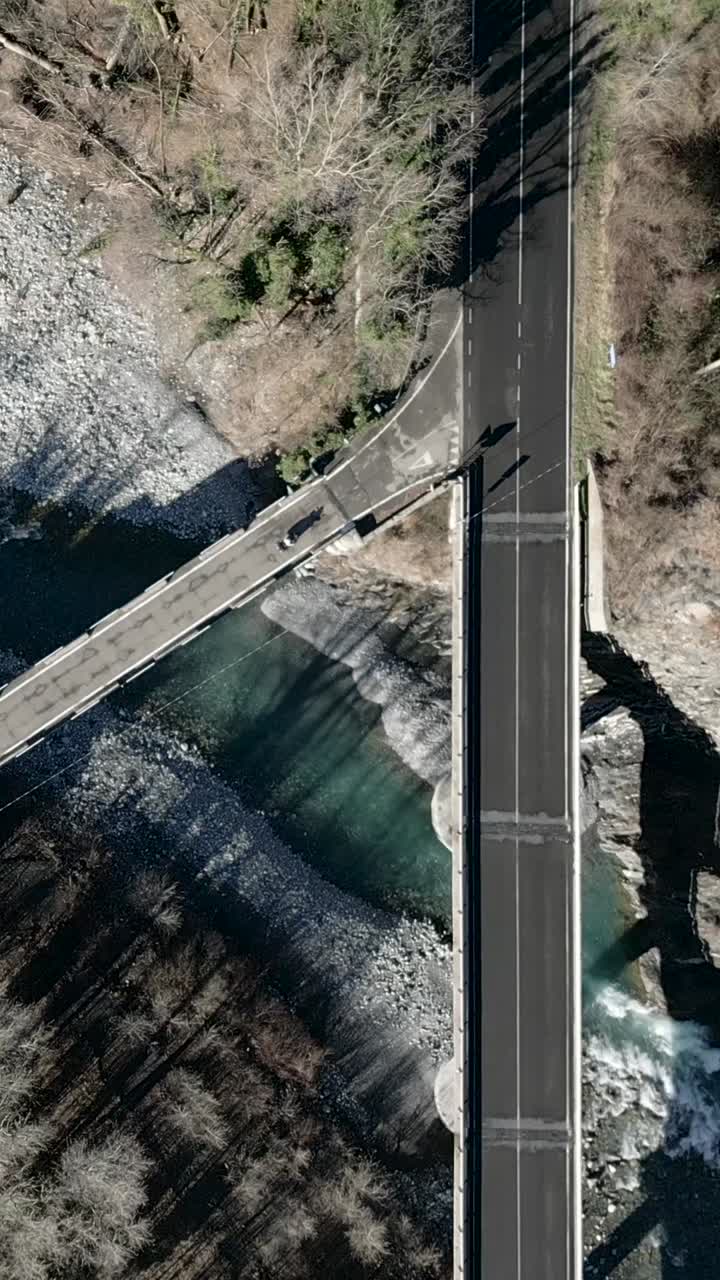 vista aérea de un puente sobre un río