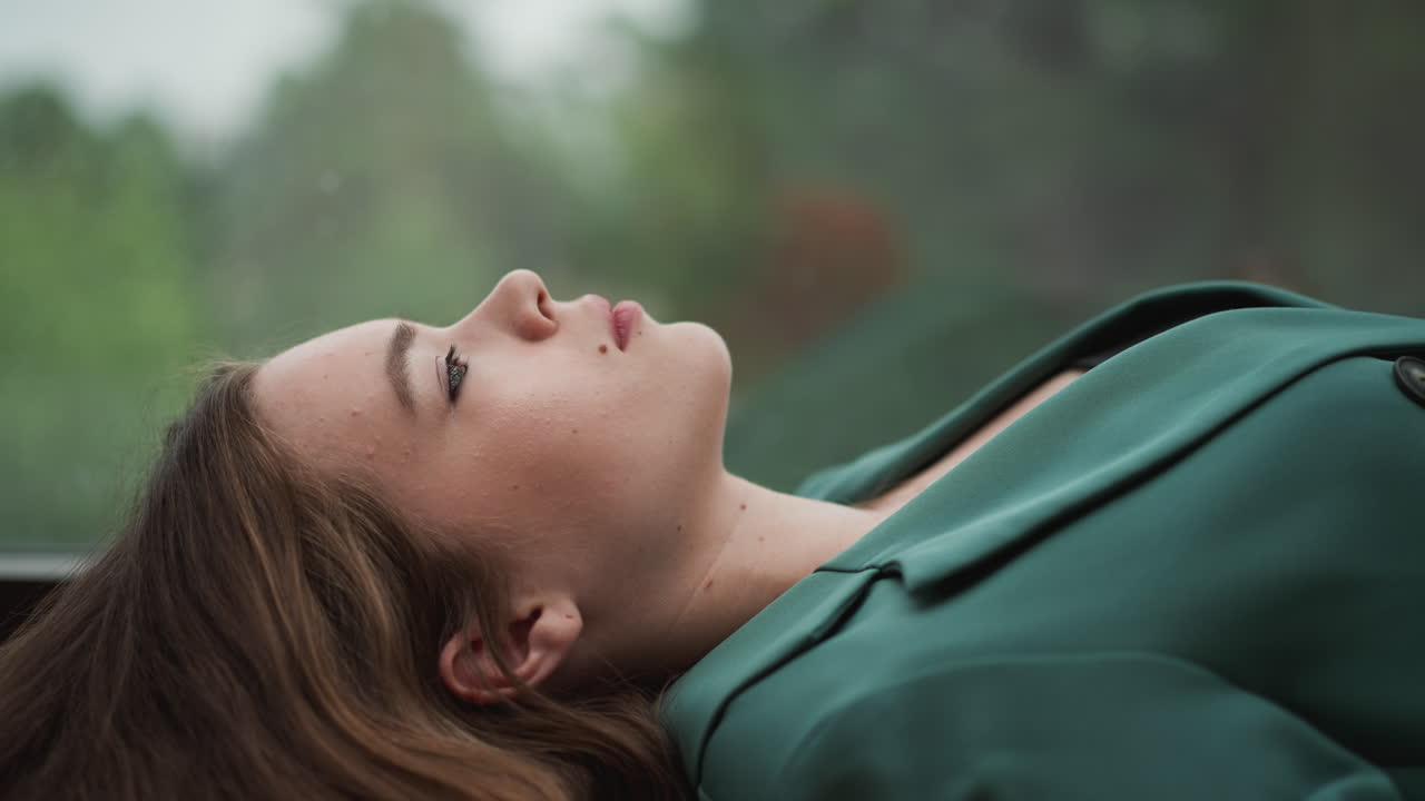 mujer agotada se desplomó cerca de la ventana. exceso de trabajo incesante en la oficina evidente en las líneas cansadas grabadas en la cara. mujer drenada de demandas incesantes
