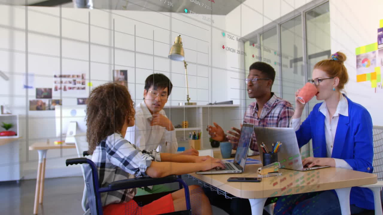 animación del procesamiento de datos financieros sobre diversos colegas que se reúnen en la oficina