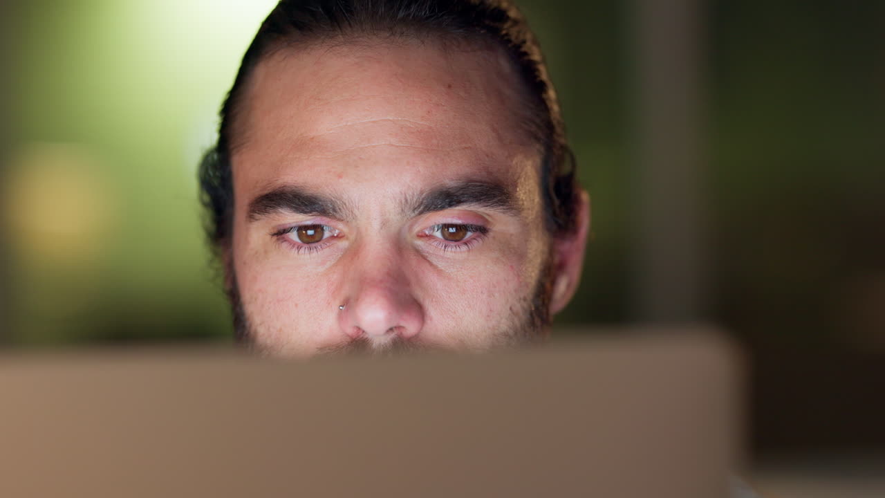 cierre de la empresa profesional que trabaja hasta tarde