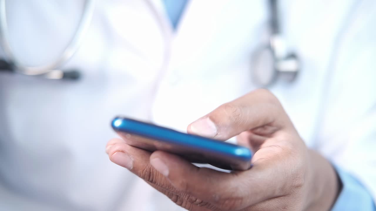 médico que utiliza un teléfono inteligente