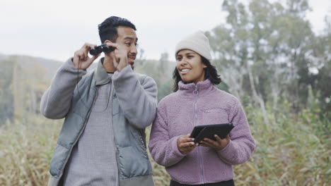 pareja al aire libre, senderismo y ubicación en la tableta