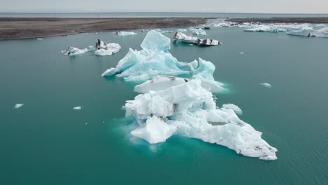 Toma-De-Drone-Del-Lago-Glaciar-Yokulsarlon-En-Islandia-9