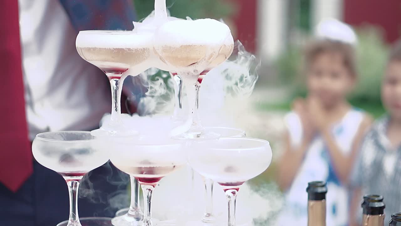 젊은이 들 은 스파클링 와인 을  ⁇ 는다