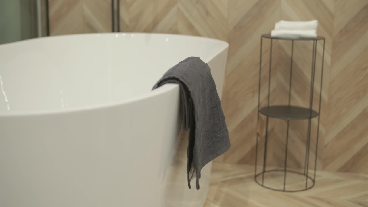 미니멀한 스타일의 현대적인 화이트 은 화장실과 자연빛