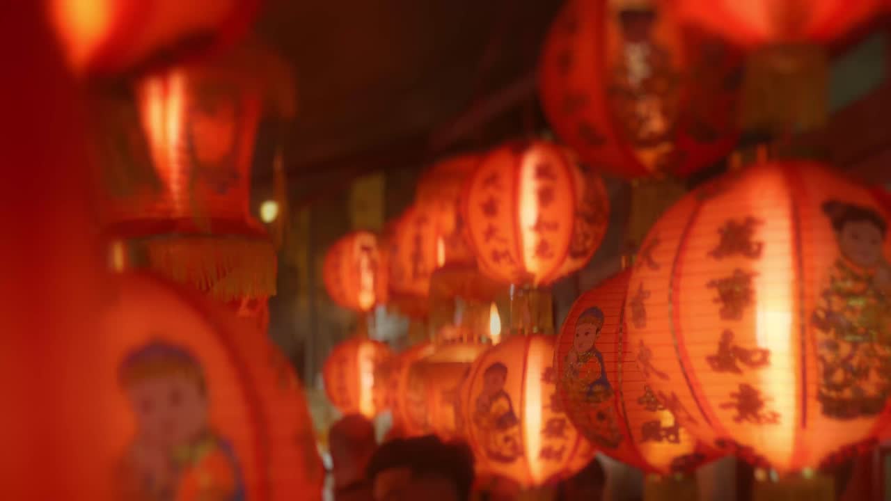 lanternas chinesas decoração tradição oriental iluminou a rua à noite pendurado com o vento
