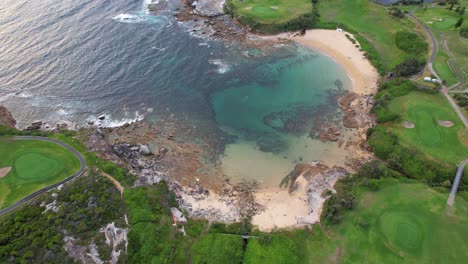 Pequeña-Bahía-Con-Playa-Tranquila-En-Sydney,-Nueva-Gales-Del-Sur,-Australia---Toma-Aérea