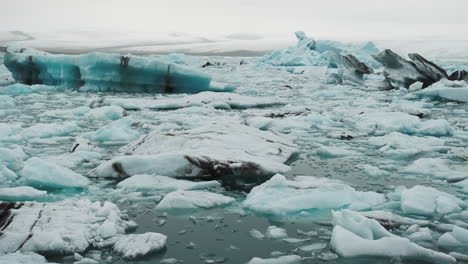 Pfanne-Mit-Schmelzenden-Blauen-Eisbergen-In-Der-Gletscherlagune-Jökulsárlón,-Island