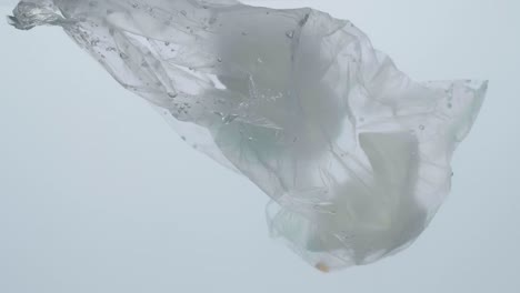 bolsa de plástico en el agua