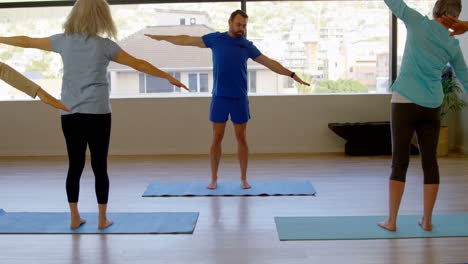 Entrenador-Que-Ayuda-A-Mujeres-Mayores-A-Realizar-Yoga-4k