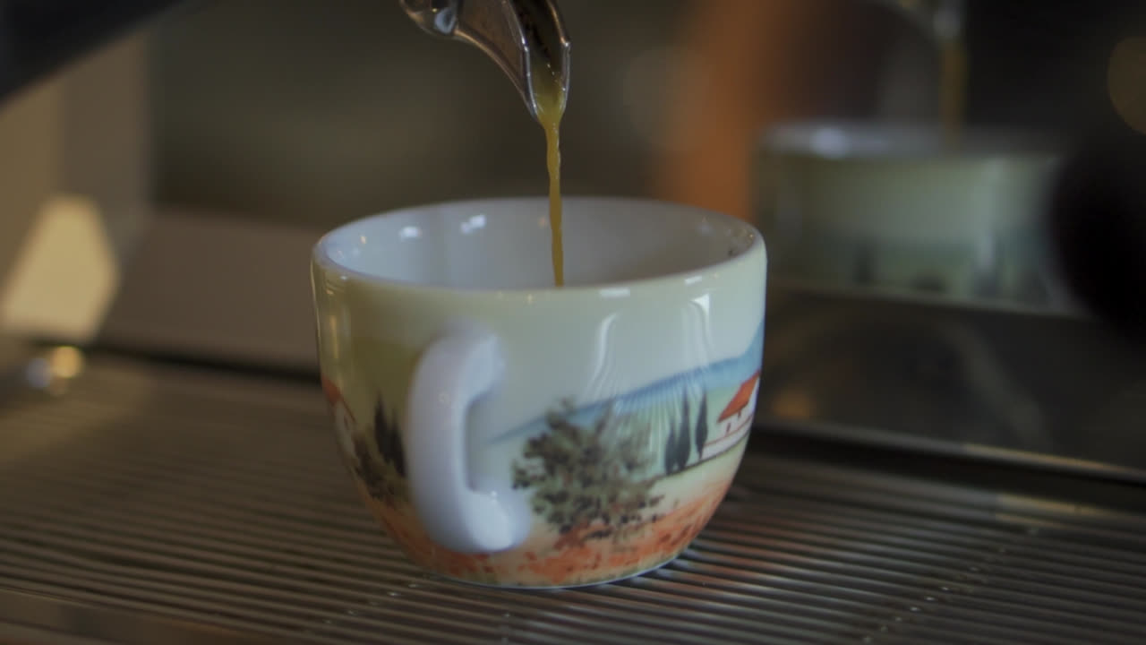 바에서 컵에 신선한 뜨거운 커피를 붓는 사람의 클로즈업 샷, 슬로우 모션