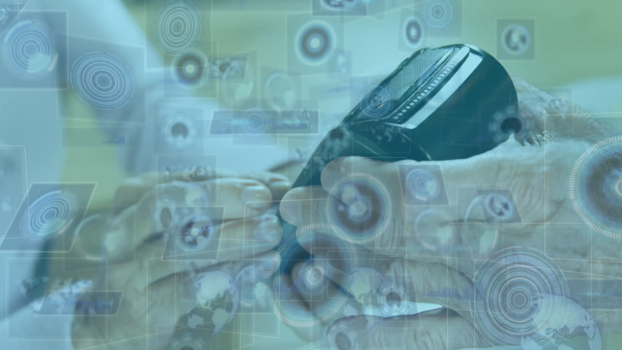 터미널로 지불하는 사람 위의 스크린에서 스캔 및 데이터 처리의 애니메이션