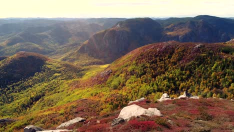 una vista épica de las montañas de quebec en canadá
