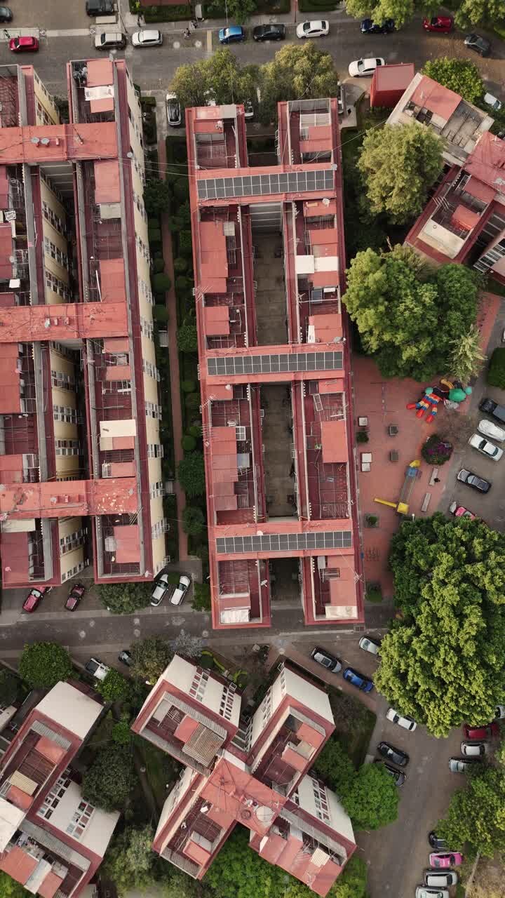 Painéis solares em condomínios residenciais em Coyoacán, CDMX.