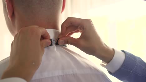 un hombre lleva una corbata negra 02