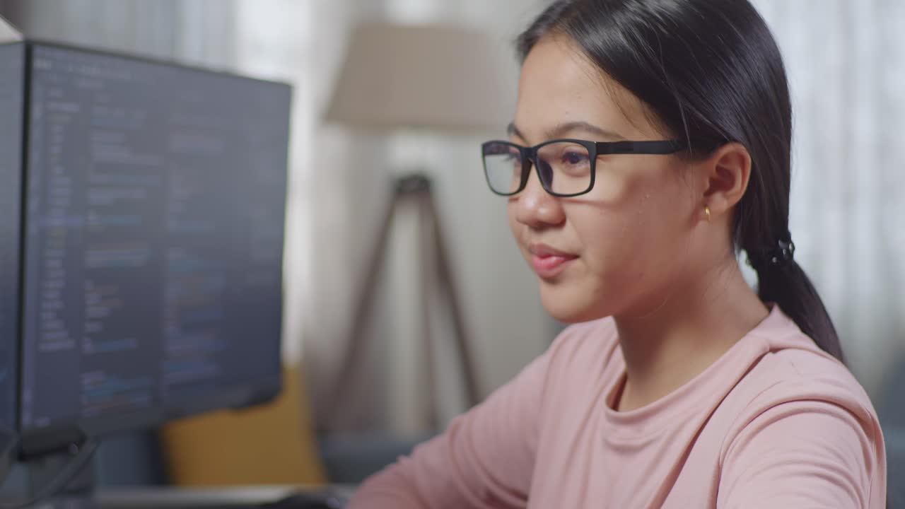 chica sonriente estudiando en la computadora