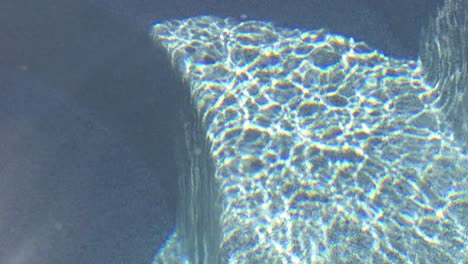 la luz del sol golpea el agua de un jacuzzi de hidromasaje causando ondas estampadas en el agua clara