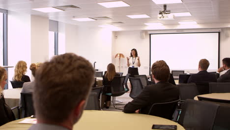 mujer de negocios haciendo una presentación en una conferencia filmada en r3d