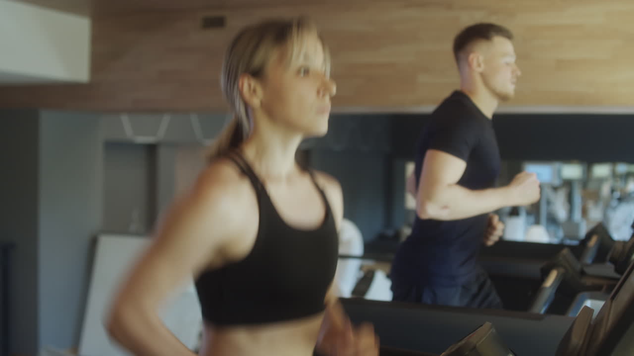 Donna che si allena sul tapis roulant della palestra