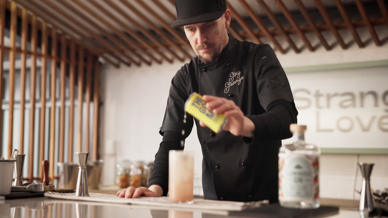 barman haciendo cócteles.