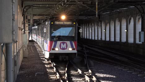 el tren del metro pasa por st. louis, missouri.