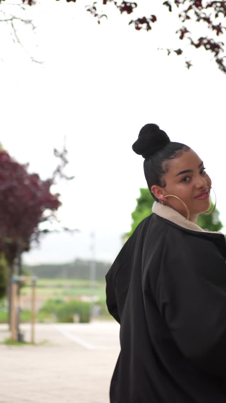 mujer bailando al aire libre