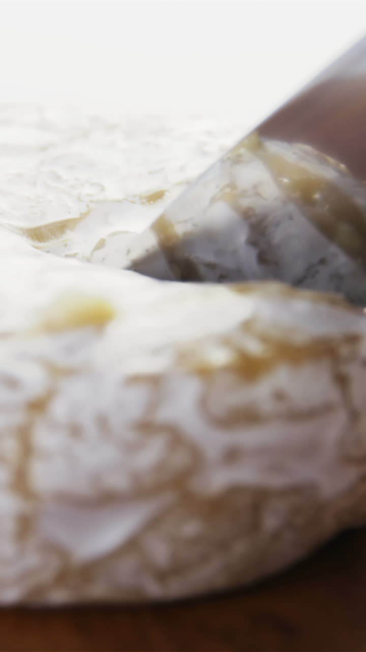 el queso se corta con un cuchillo.