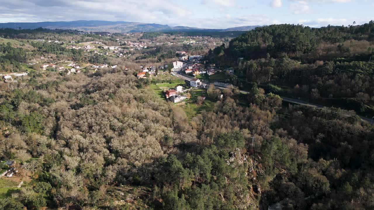 Città di Castadon dall'alto, Pereiro de Aguiar, Spagna - vista aerea