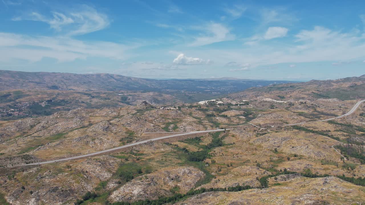 vista aérea de la autopista que atraviesa colinas rocosas en Vila Real, Portugal
